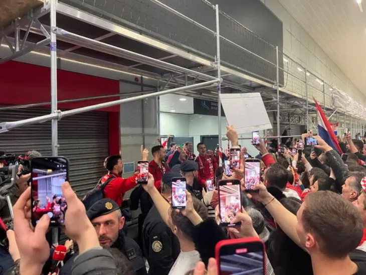 Rukometasi Hrvatske docekani na aerodromu uz Thompsonove pjesme