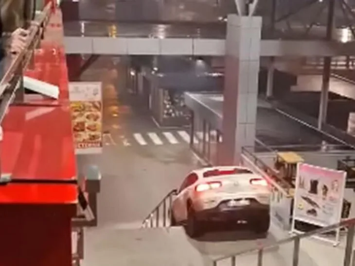 Banja luka Pijan autom niz stepenice Trznice