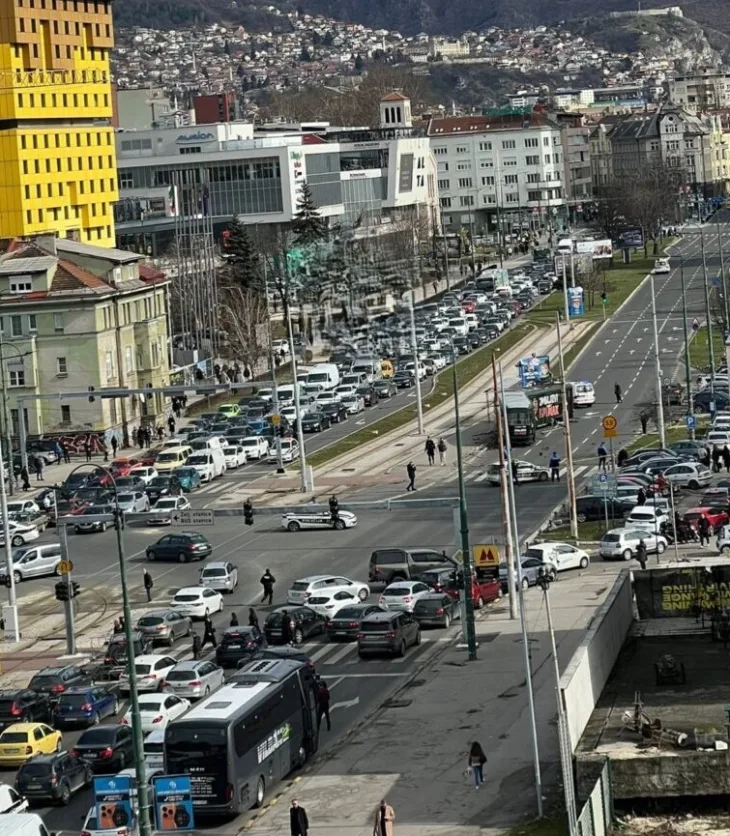 tramvaj iskočio iz šina Kilometarske kolone i potpuni kolaps saobracaja