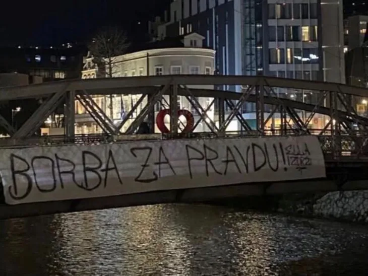 Transparent podrske na Skenderiji 17 godisnjoj Elli koja je tesko povrijedena u tramvajskoj nesreci