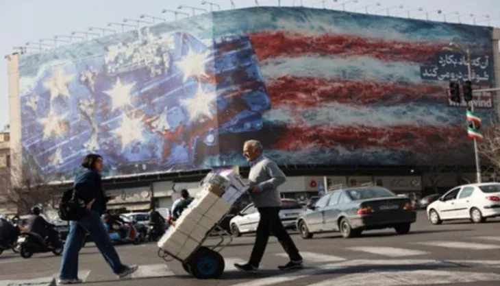 Iran 03 Bilbord koji prikazuje američki nosač aviona s oštećenim borbenim avionima