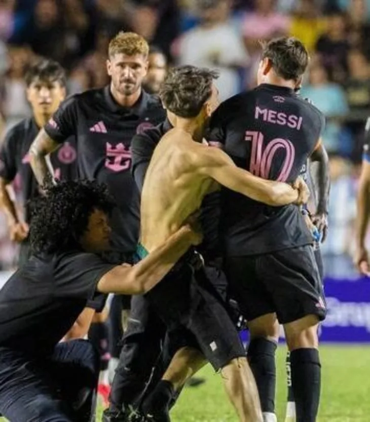 Lionel Messi oboren na teren nakon utrcavanja navijaca ap