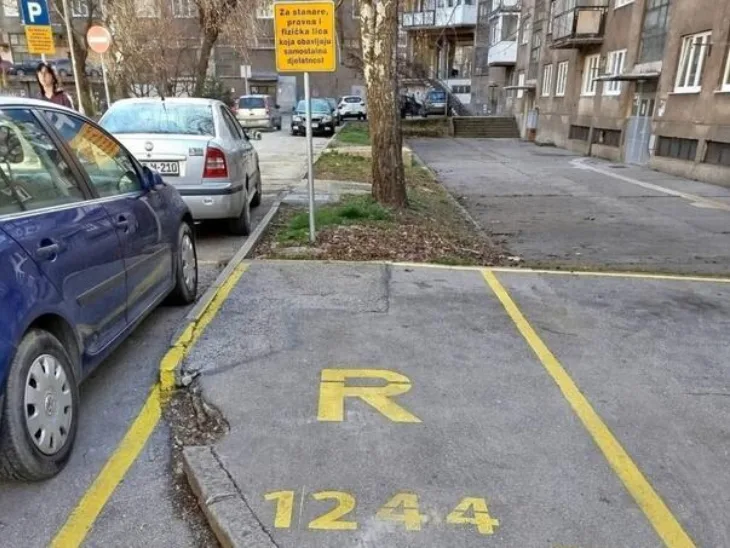 Zenica Trotoar pretvoren u parking koji se naplacuje