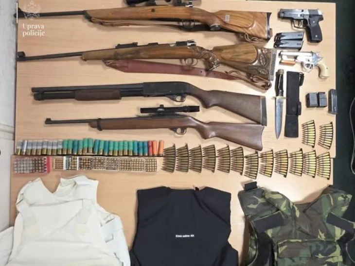 Aco Dukanovica policija pronasla puske pistolje pancire
