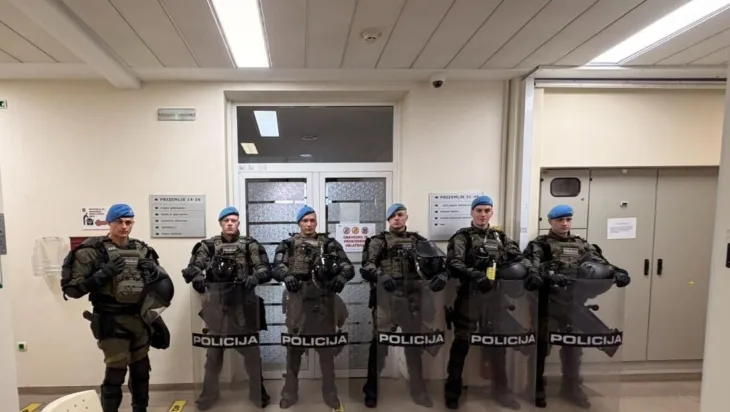 Specijalci i jake policijske snage osiguravaju Skupstinu KS