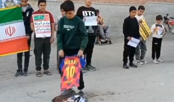 Iran 03 Djeca u Iranu spaljuju Messijeve dresove nakon sto je gostovao Trumpu u Bijeloj kuci