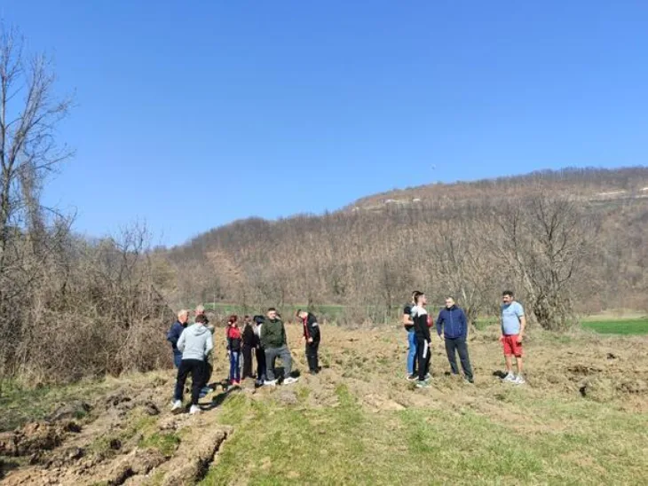 Ugljevik Komšija uzorao seosko igralište