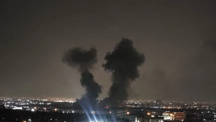 Iran napad izraela 12 03 Dim iznad Karaja