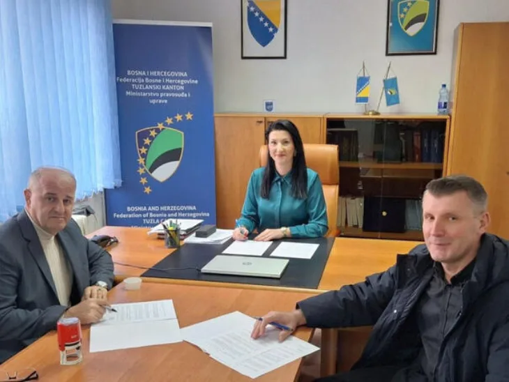 Natasa Marosevic potpisala je danas ugovore sa novim poslodavcima JKP Sapna d o o Sapna i Javnom ustanovom Centar za rehabilitaciju ovisnika o psihoaktivnim supstancama