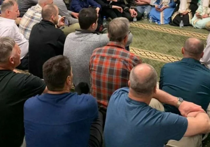 Vjernici u dzamiji 872x610