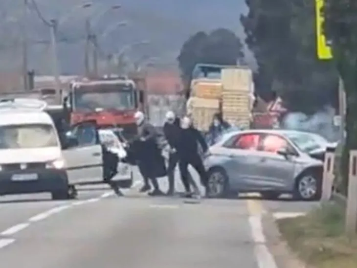 Maskirane osobe palicama i bakljama napale vozaca kod Mostara