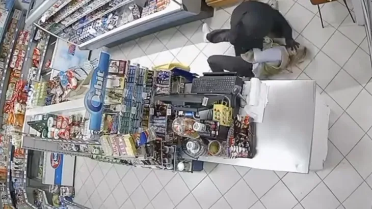 Mostar pljacka prodavacica u Mostaru zaustavila pljackasa s automatskom puskom