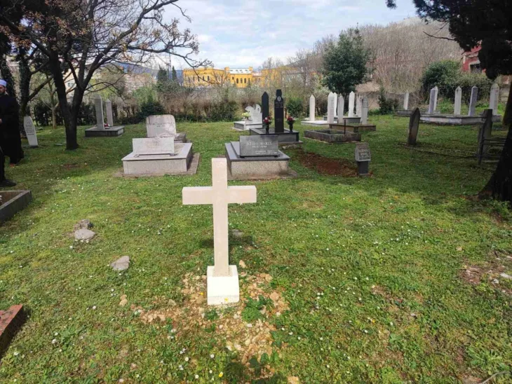 Mostar Betonski krstovi u haremu Kantarevac