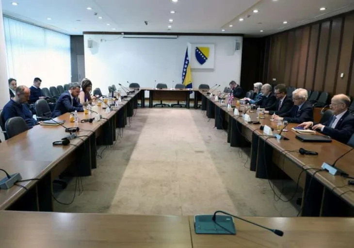 Cudic magazinovic delegacije britanije 872x610