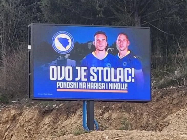 Stolac 04 Bilbord na ulazu u Stolac Ponosni na Harisa i Nikolu
