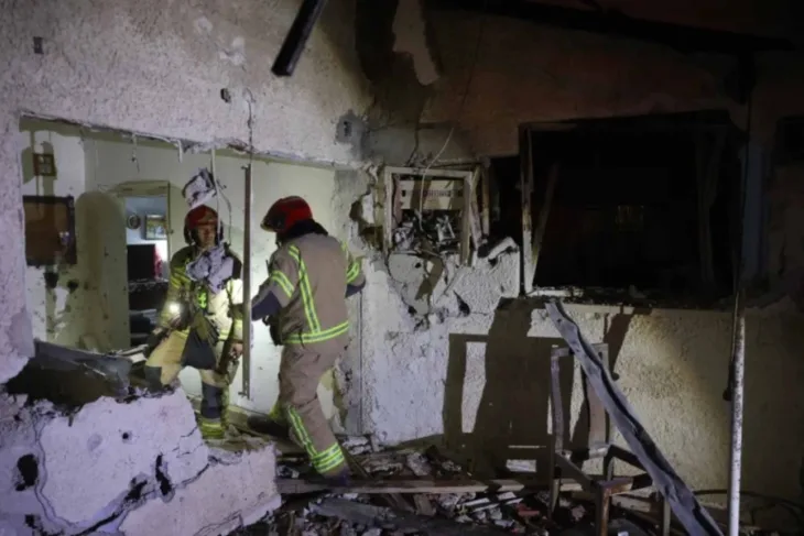 Izrael 04 napad Irana Iranske rakete unistile zgradu u Ramat Ganu