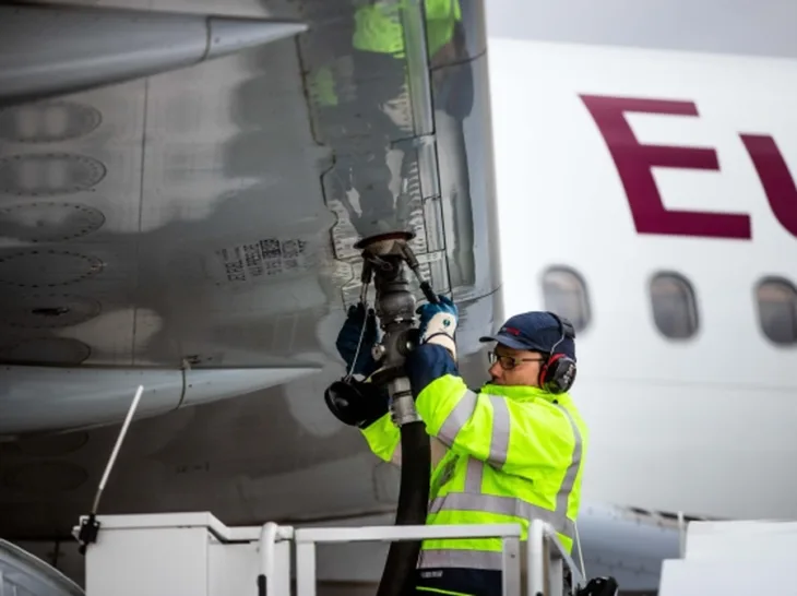 Avion 04 tankanje goriva