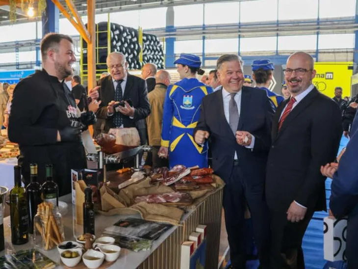 Ginkel mostar sajam/ fena