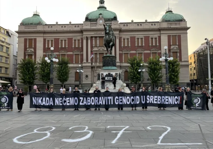 Zene u crnom beograd 872x610