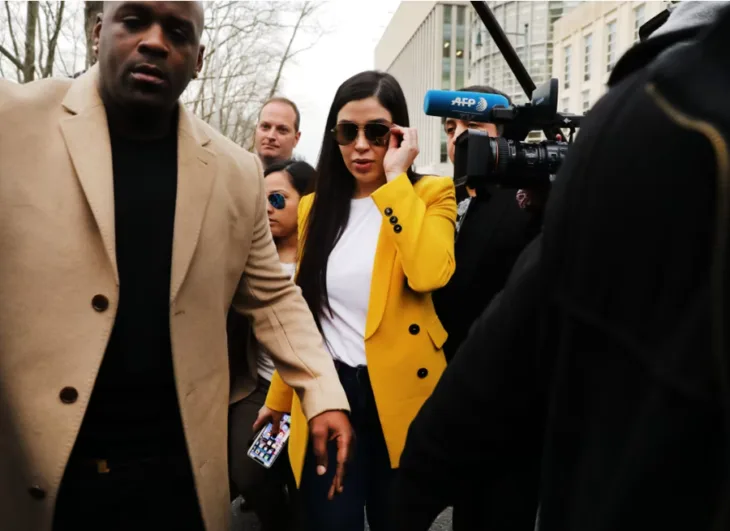 Emma Coronel Aispuro napušta sudnicu u New Yorku 2019. godine tokom suđenja njenom suprugu Joaquinu 'El Chapu' Guzmanu.