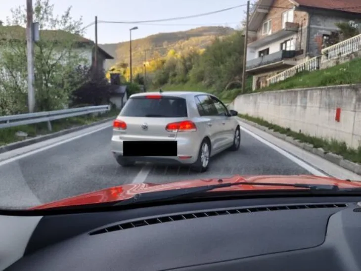 Prozor rama Huligani presreli i napali muskarca sa zenom i djeteto