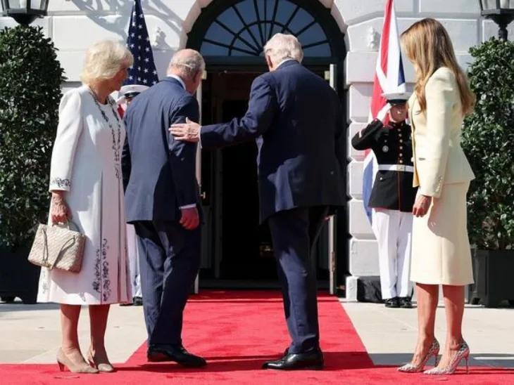 Kralj Charles Donald trump Trump prekršio protokol Potapšao kralja Charlesa pred kamerama