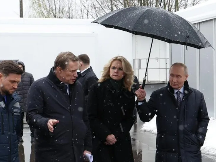 Vladimir Putin pod kisobranom zastitio saradnicu gest iznenadio prisutne