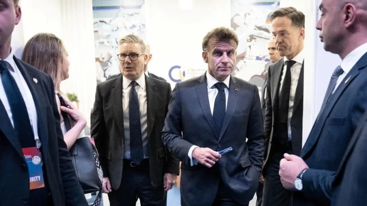 Sir Keir Starmer lijevo s francuskim predsjednikom Emmanuelom Macronom u sredini i generalnim sekretarom NATO a Markom Rutteom desno na sastanku EPC a u Armeniji