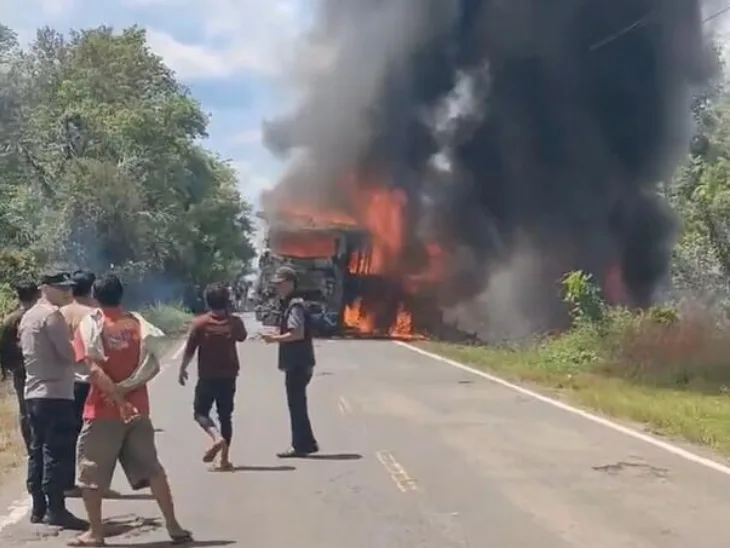 Indonezija Juzna Sumatra Sudar autobusa i cisterne odnio 16 života