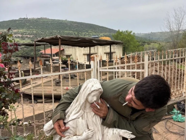 Izrael 05 Svijet zgrozen prizorom izraelskog vojnik Djevici Mariji stavlja cigaretu u usta