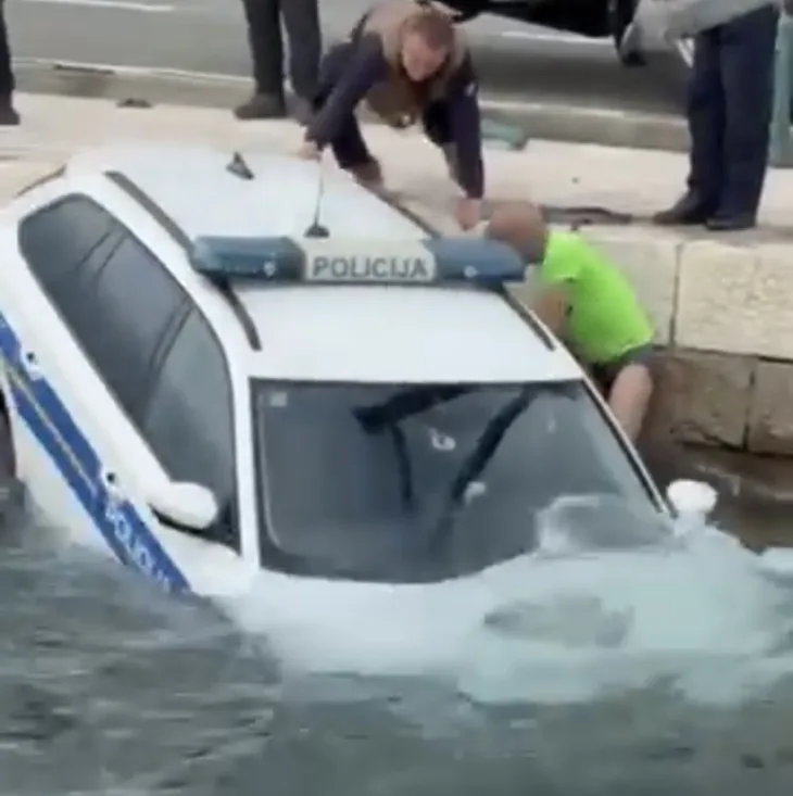 Policija hrvatska auto u moru