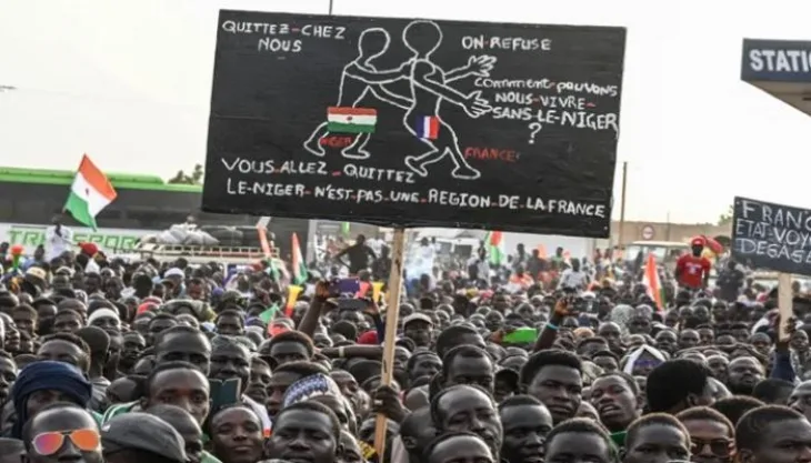 Niger Demonstranti u Nigeru protiv Francuske
