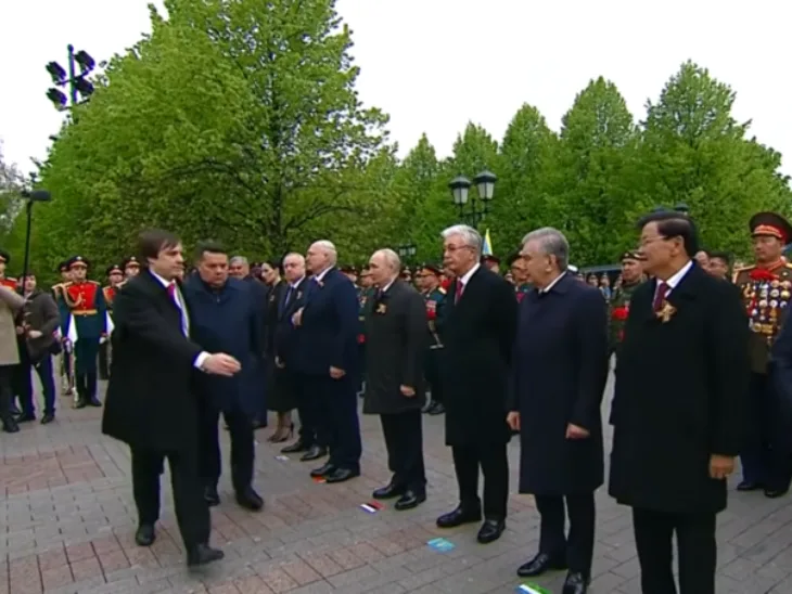 Nenad Stevandić 05 rusija dan pobijede  Drama na Crvenom trgu Putinov protokol uklonio Stevandica