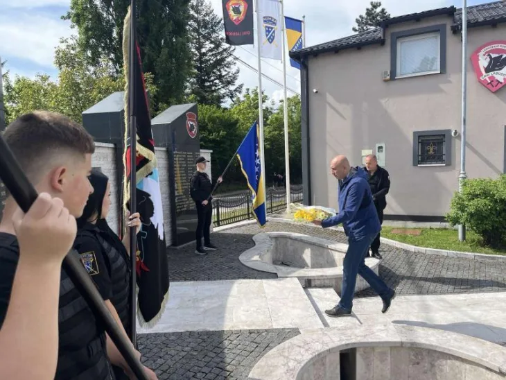 Nedzarici Crni Labudovi/ Fena