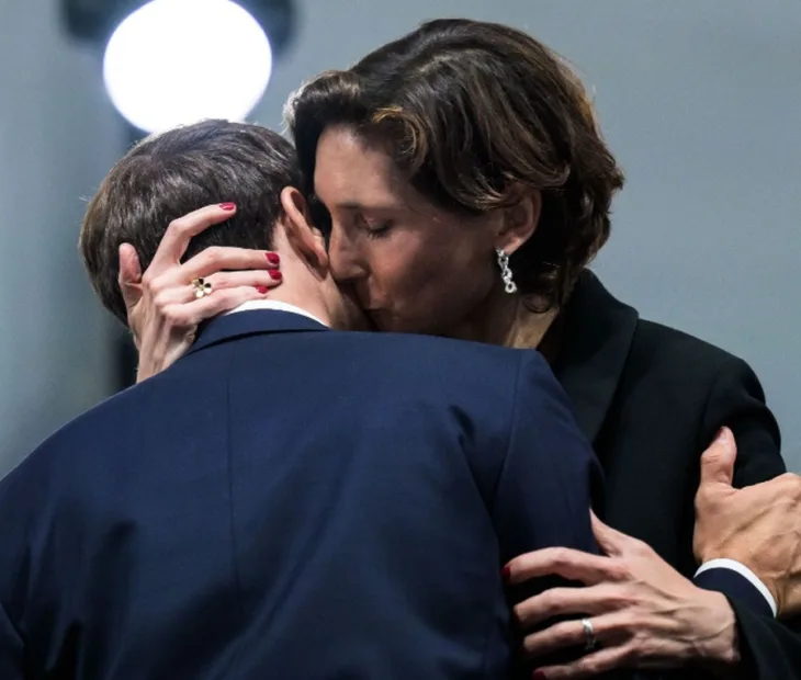 Emmanuel Macron kao da hvata Amelie Oudea Casteru za ruku dok ministar sporta ljubi predsjednika u vrat