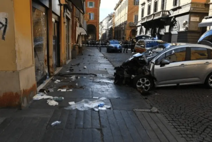 Italija 05 automobil pregazio gomilu pjesaka