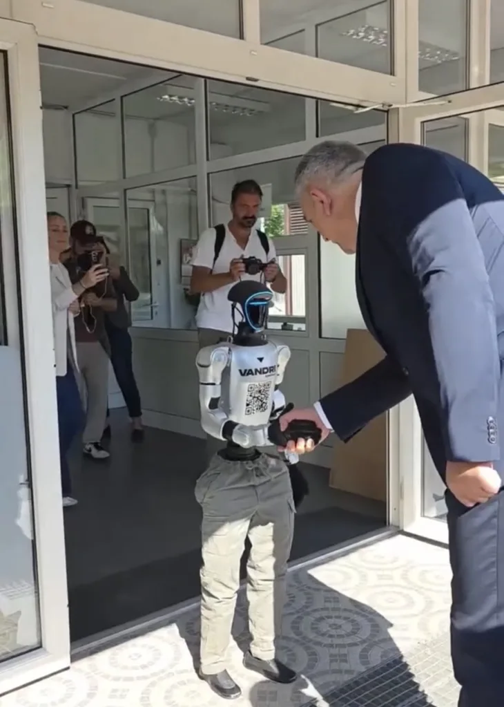 Savo minic robot