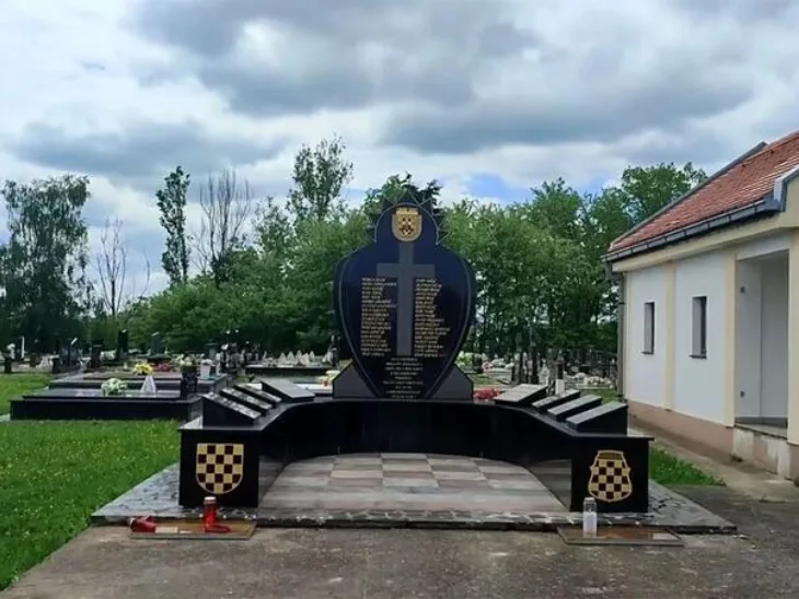 Derventa spomenik u znaku ustasa i slova U