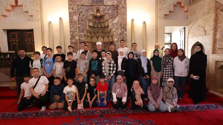 U gazi husrev begovoj dzamiji proglaseni pobjednici 28 finalnog takmicenja polaznika mektepske pouke i dodijeljena priznanja74627