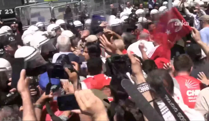 Turska Izmir 06 2026 Policija vodenim topovima i suzavcem rastjerivala pristalice svrgnutog lidera opozicije