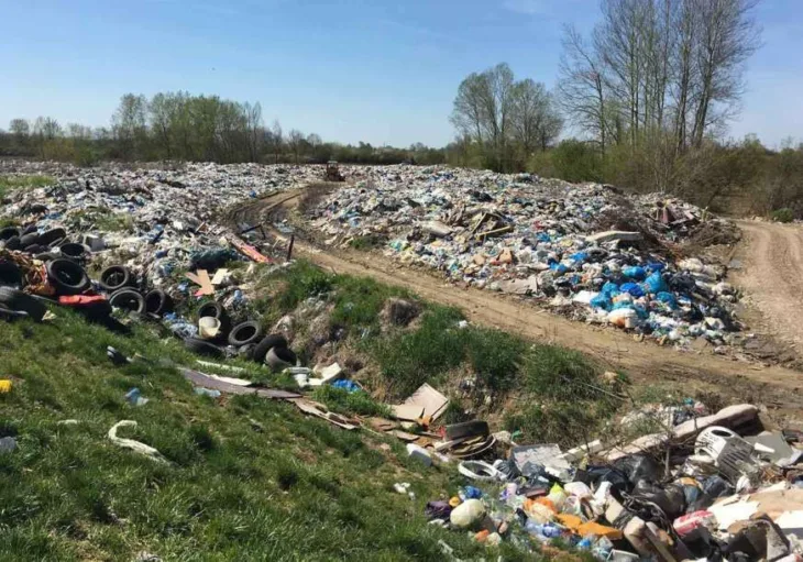 Srbac deponija pored Save 2