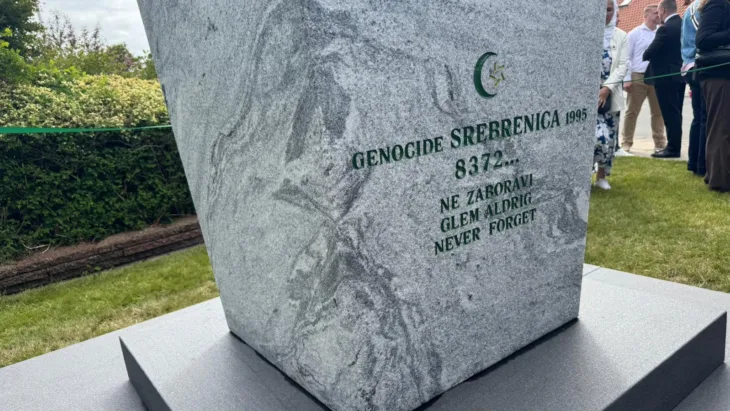 Danska spomenik cvijet srebrenice/ mina
