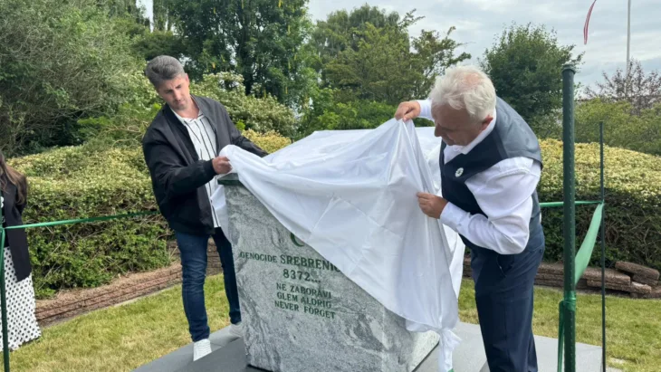 Danska spomenik cvijet srebrenice/ mina