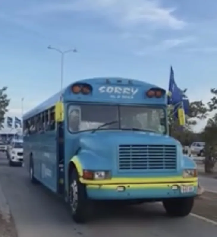 Mundijal debitanti dosli skolskim autobusom