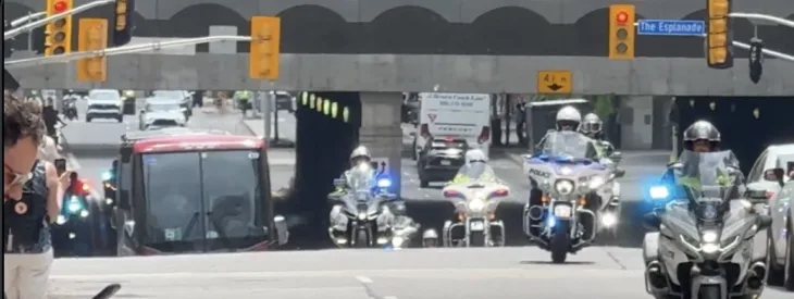 Zmajevi autobus pratnja policije