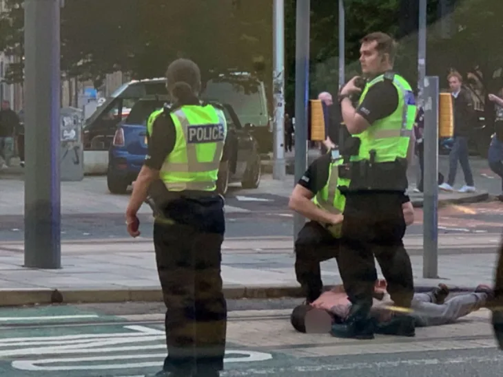 Skotska Edinburgh 06 napad na muslimane u vrijeme dzume krenuo u krvavi pohod i povrijedio petoricu muslimana
