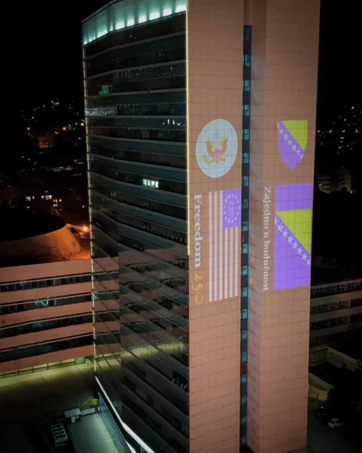 Parlament bih osvijetljen povodom americkog jubileja freedom 250