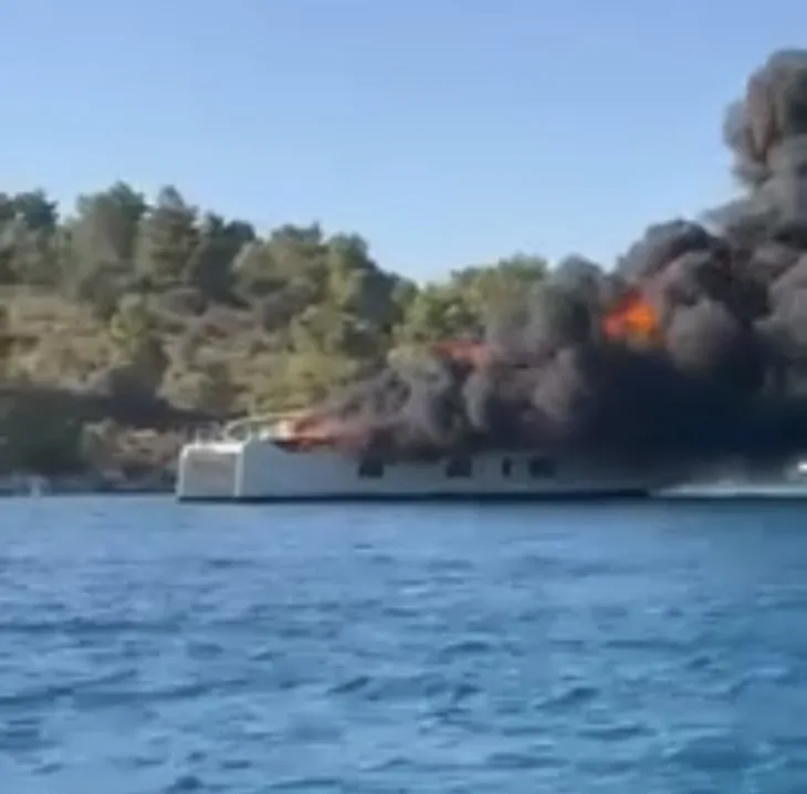 Hvar pozar jahta