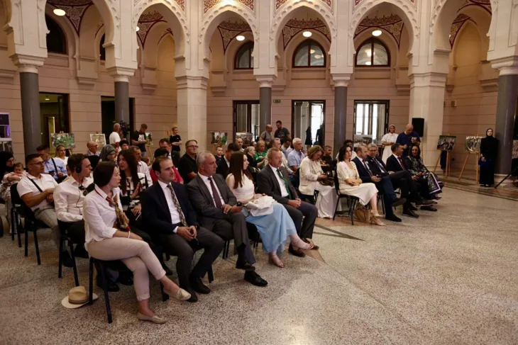 Sarajevo vijecnica   fotomonografija o Srebrenici
