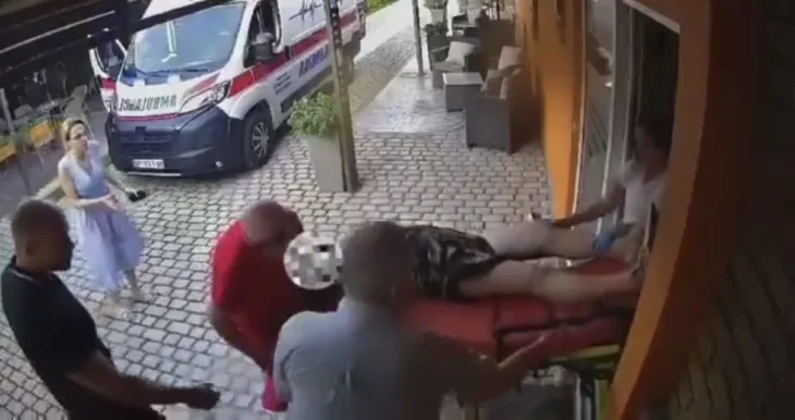Srbija hitna pomoc zena pala s nosila
